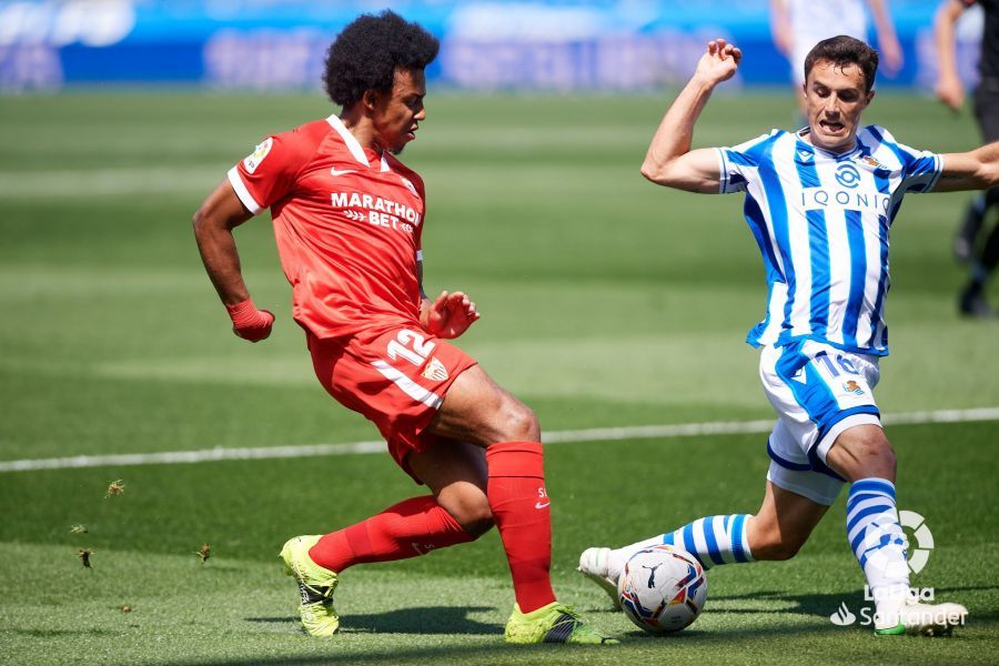  Guevara presiona a Koundé.