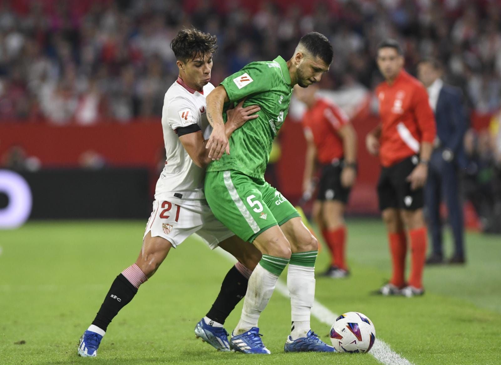 Guido Rodríguez contra Óliver Torres