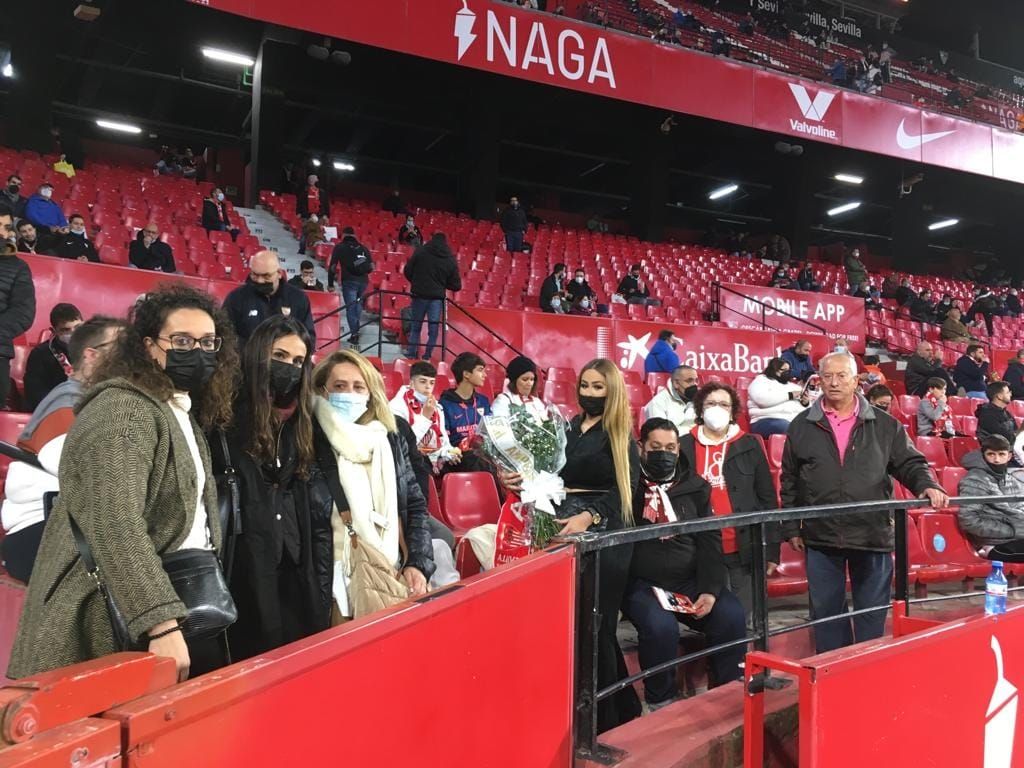  La familia de Rizo en el homenaje del Sevilla y sus allegados al sevillista fallecido.