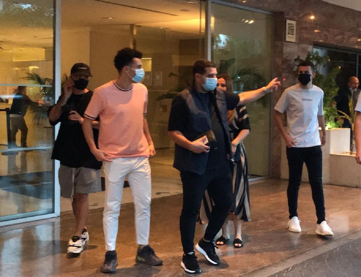 Idrissi, junto a su agente, saliendo de Los Lebreros.