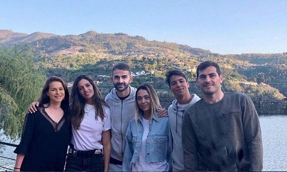  Iker Casillas y Sara Carbonero, junto con Adrián López y Óliver Torres y sus parejas.