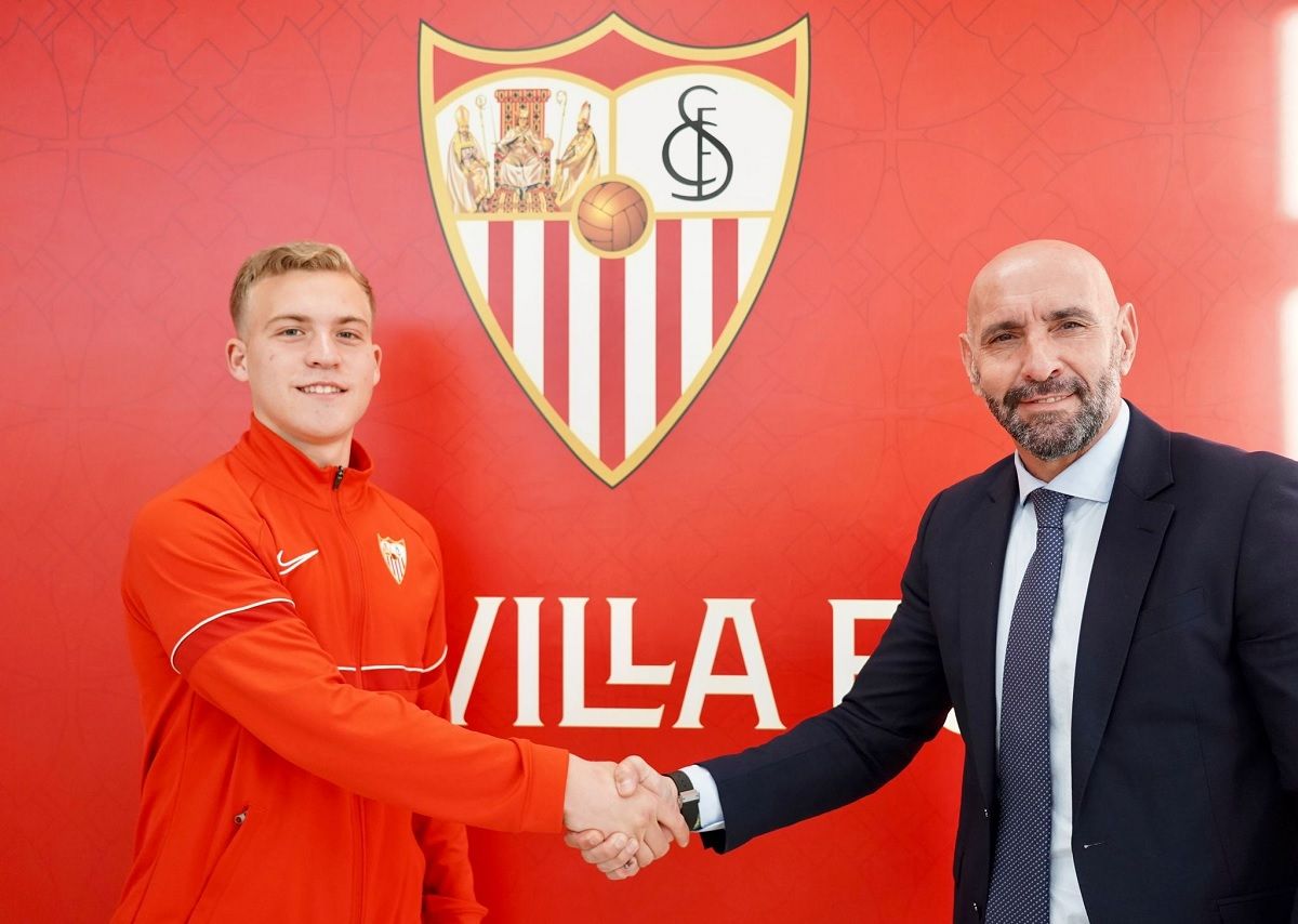 Iker Villar firma su primer contrato como profesional.