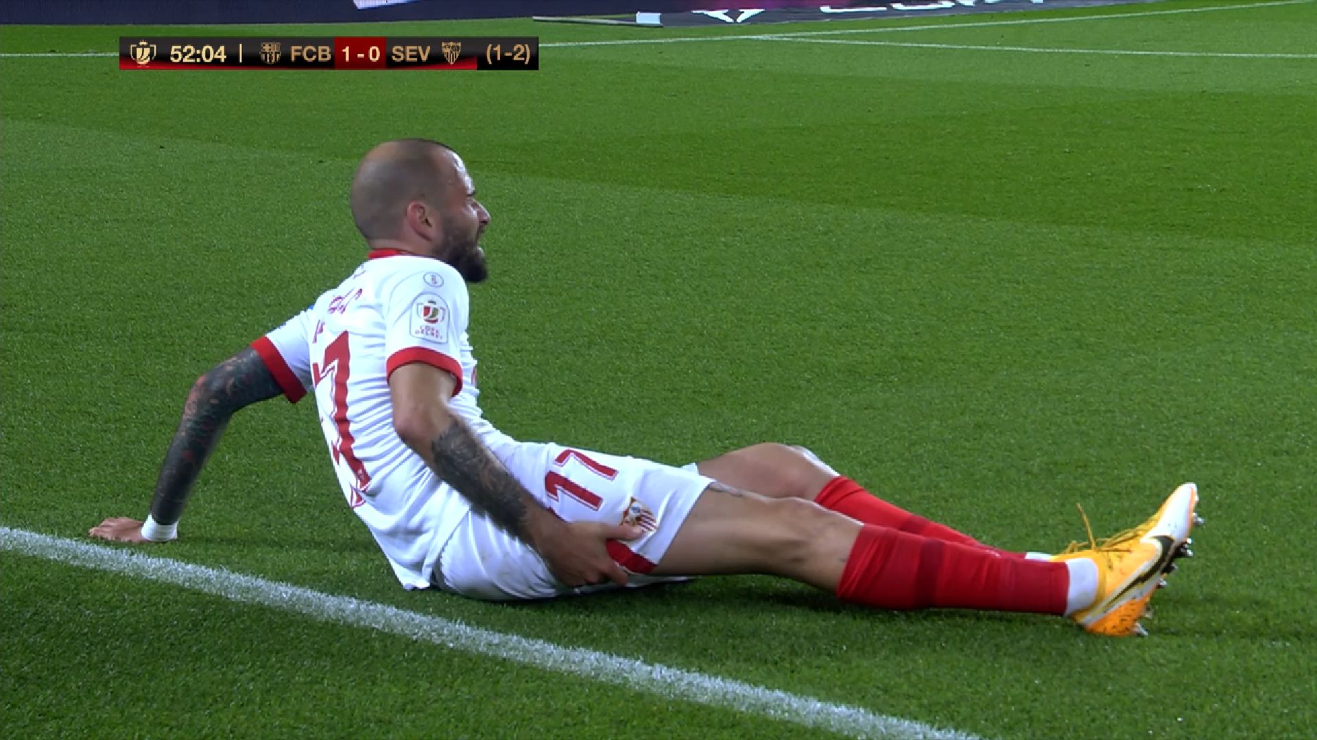  Aleix Vidal, lesionado en el césped del Camp Nou.