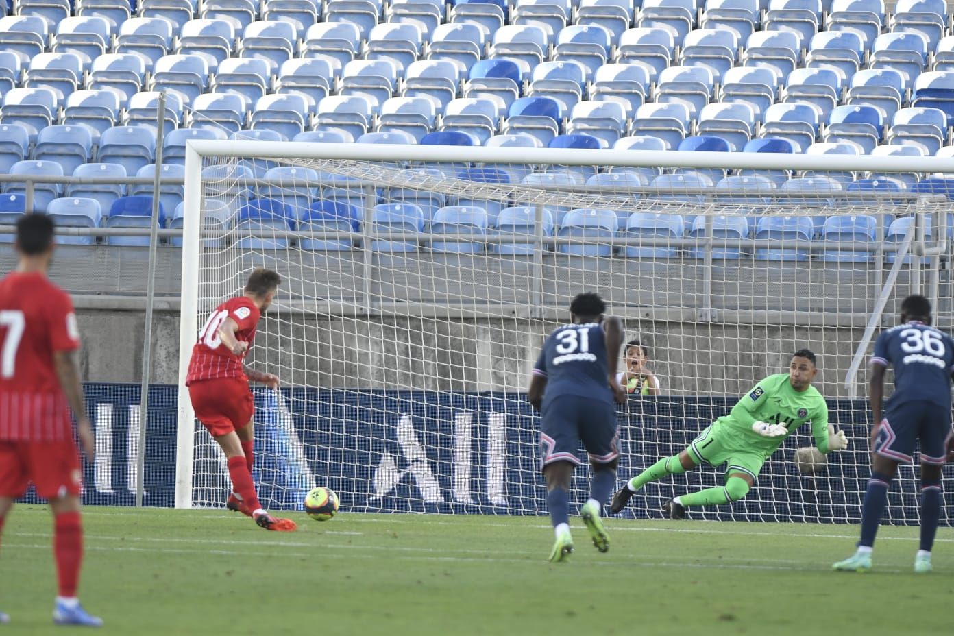 Imagen del gol de Rakitic ante el PSG.