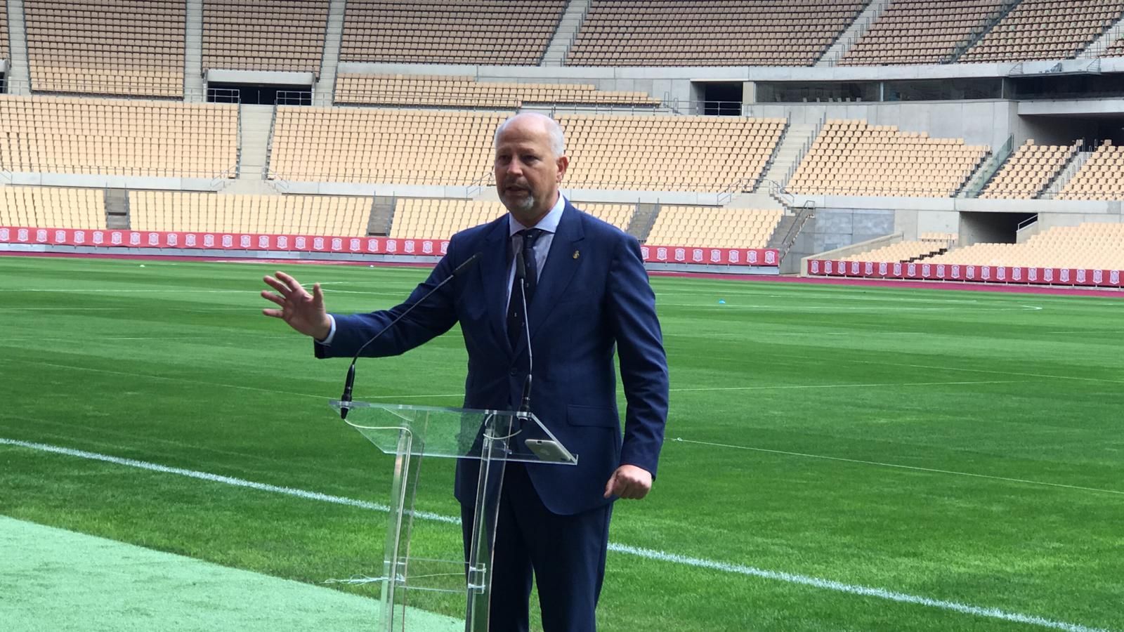  Javier Imbroda, en el Estadio de La Cartuja presentando el España-Alemania.