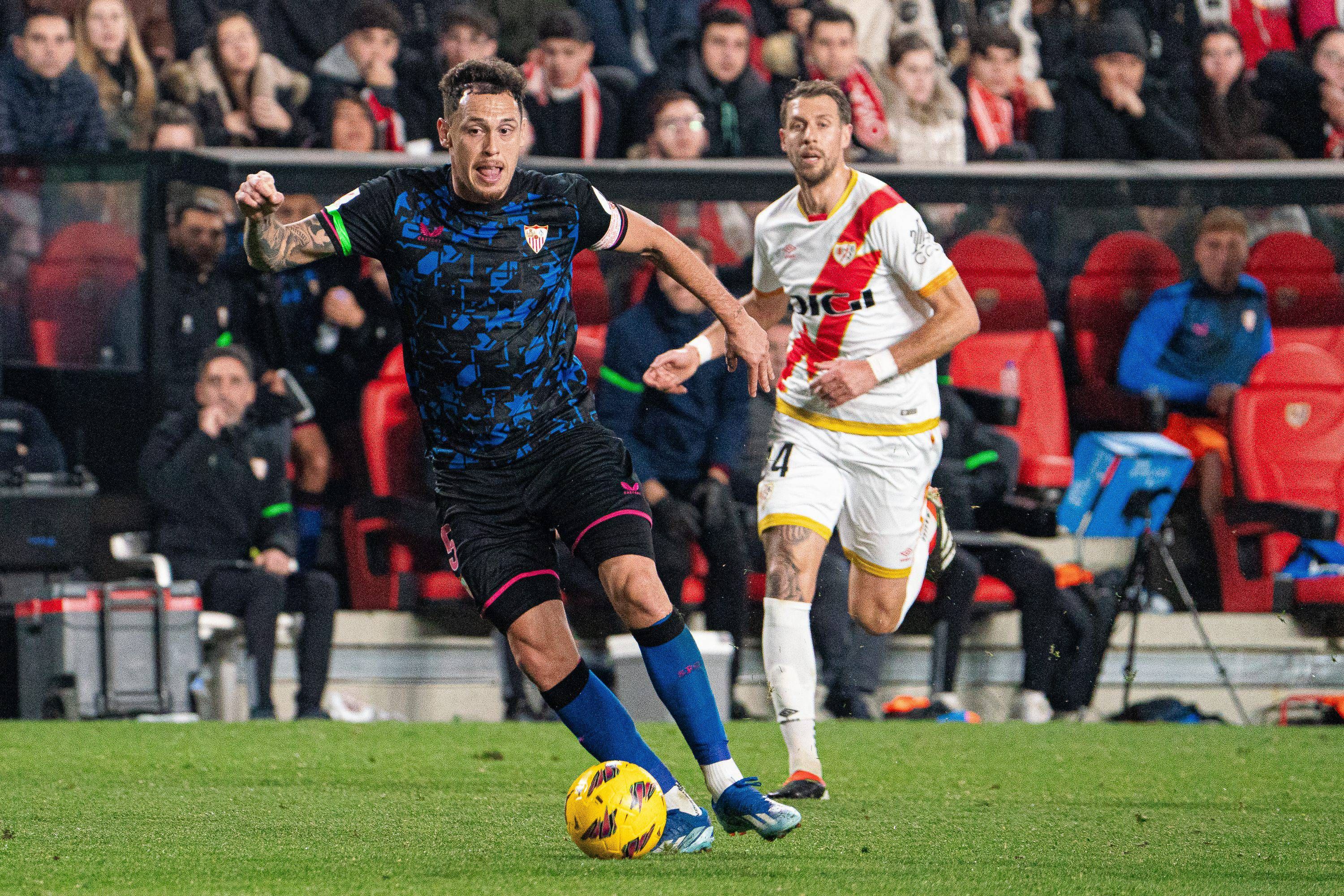  Ocampos, con el brazalete de capitán del Sevilla.
