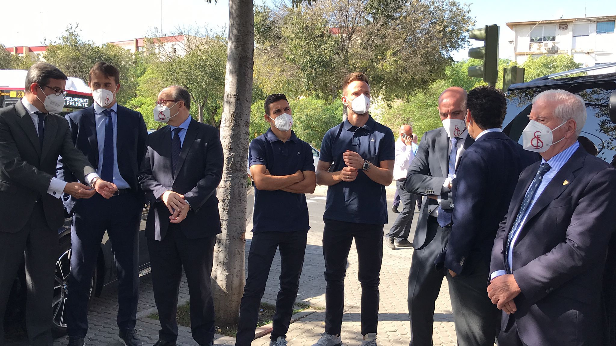  La comitiva del Sevilla en su visita al Gran Poder.