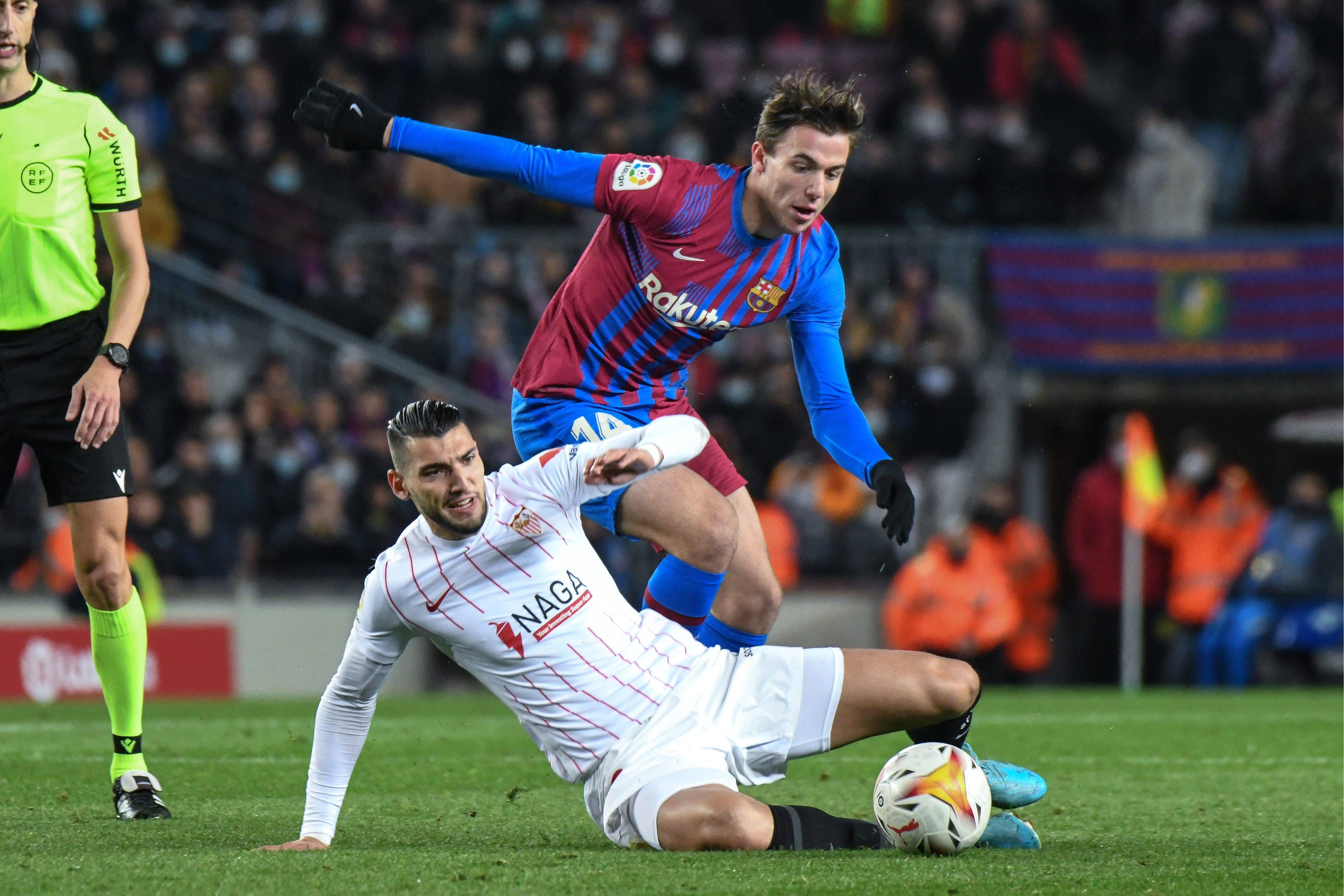  Rafa Mir, delantero del Sevilla FC, en el partido del Camp Nou.