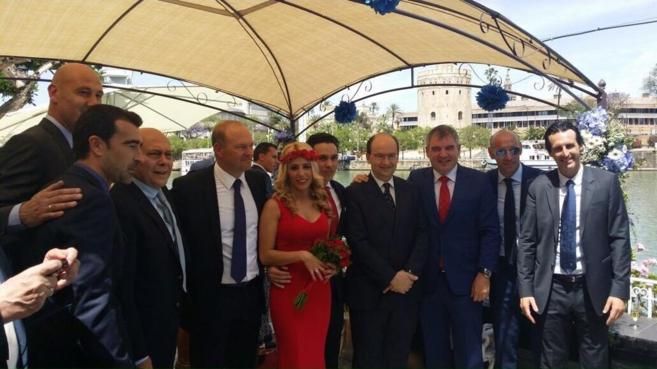  Iris Mel y Del Nido Carrasco posan en su boda, en una foto propia de El Gran Derbi.
