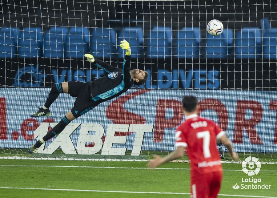  Iván Villar no puede evitar el gol de Koundé en el Celta-Sevilla.