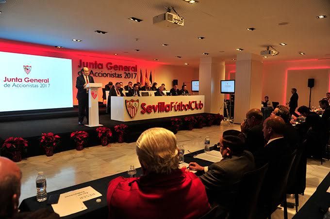  Del Nido atiende a José Castro en la Junta de 2017.