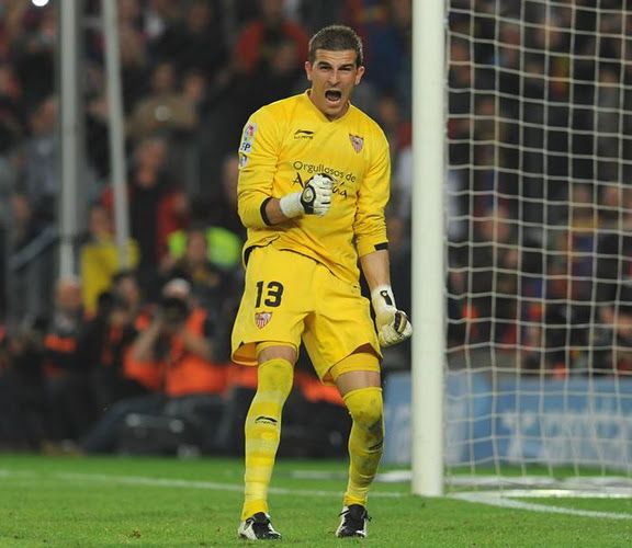  Javi Varas celebra el penalti parado a Messi.