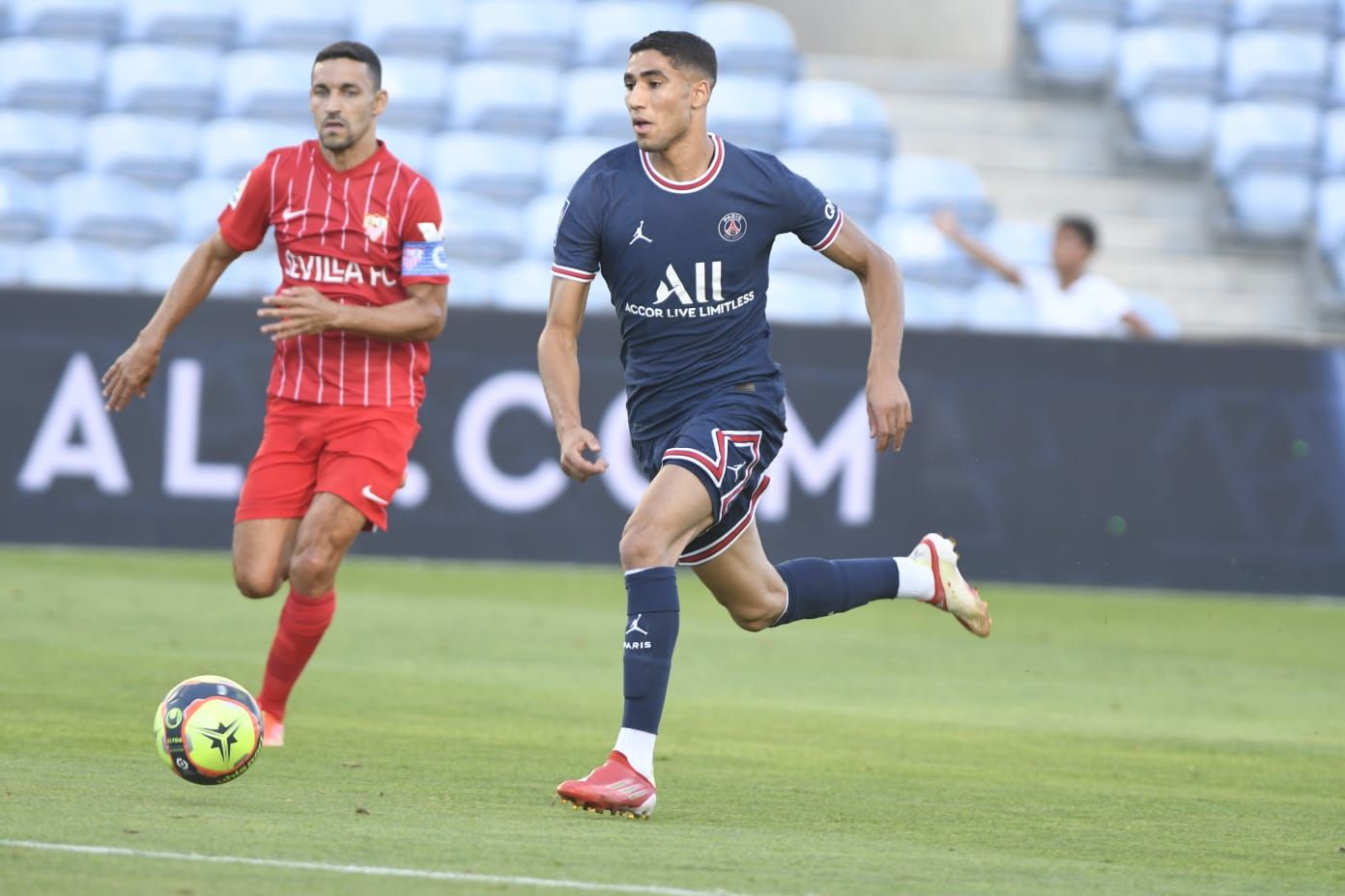 Jesús Navas ante el PSG.