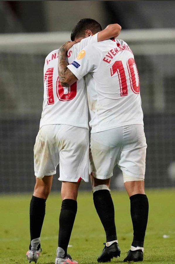 Jesús Navas y Éver Banega.