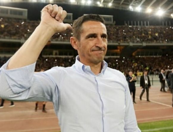  Jiménez celebra con la grada sus éxitos recientes en Grecia.