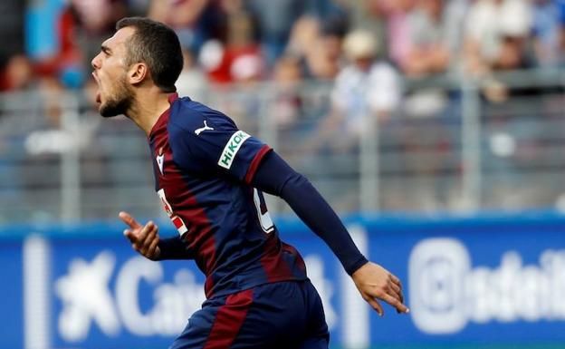 Joan Jordán celebra un gol cuando jugaba en el Éibar con Mendilibar.