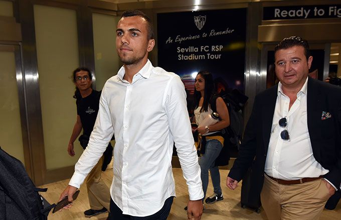 Joan Jordán, a su llegada al Aeropuerto de Sevilla.