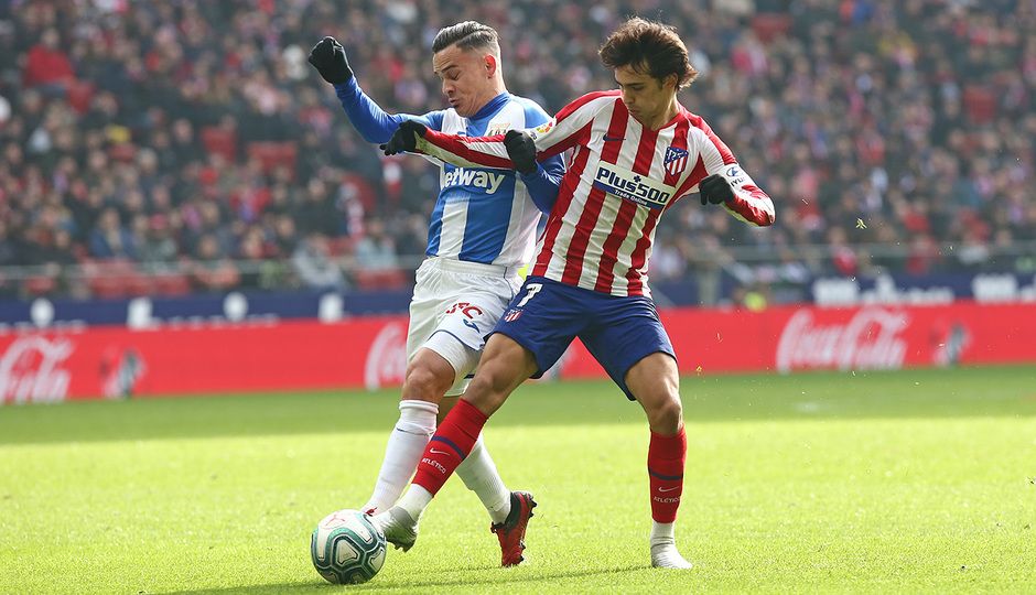 Roque Mesa, uno de los cedidos, pugna con Joao Felix en el Wanda Metropolitano.