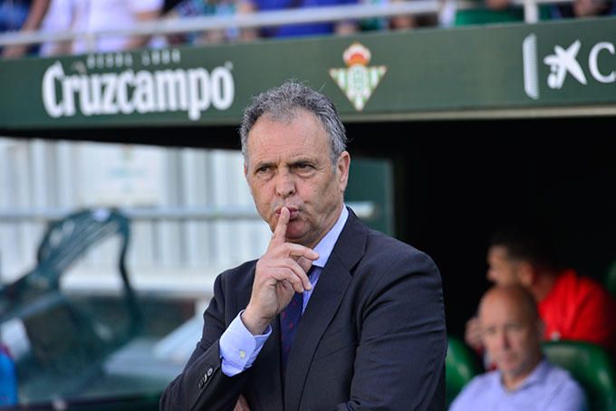  Joaquín Caparrós, en el campo del Betis.