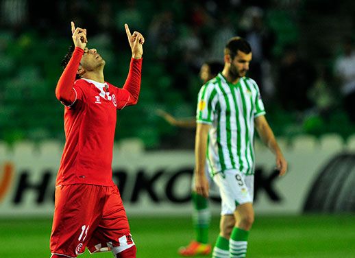  José Antonio Reyes, celebrando un gol ante el Betis.