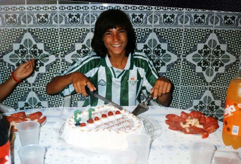  José Antonio Reyes, un crío celebrando su cumpleaños con la camiseta del Real Betis.