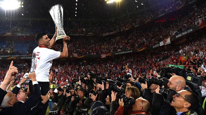 José Antonio Reyes levantando la Europa League.
