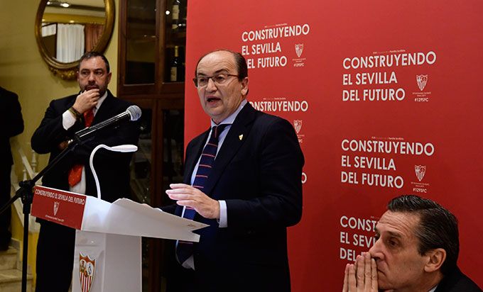  El discurso de José Castro ante todos los equipos de las diferentes categorías del Sevilla.