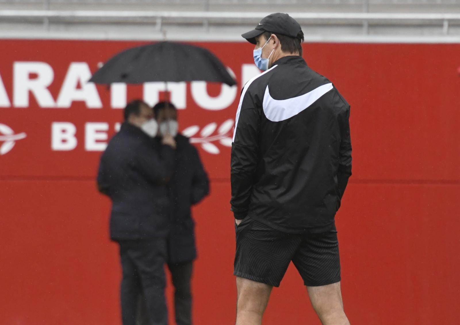  José Castro y Del Nido Carrasco, tras Lopetegui, en el entrenamiento.