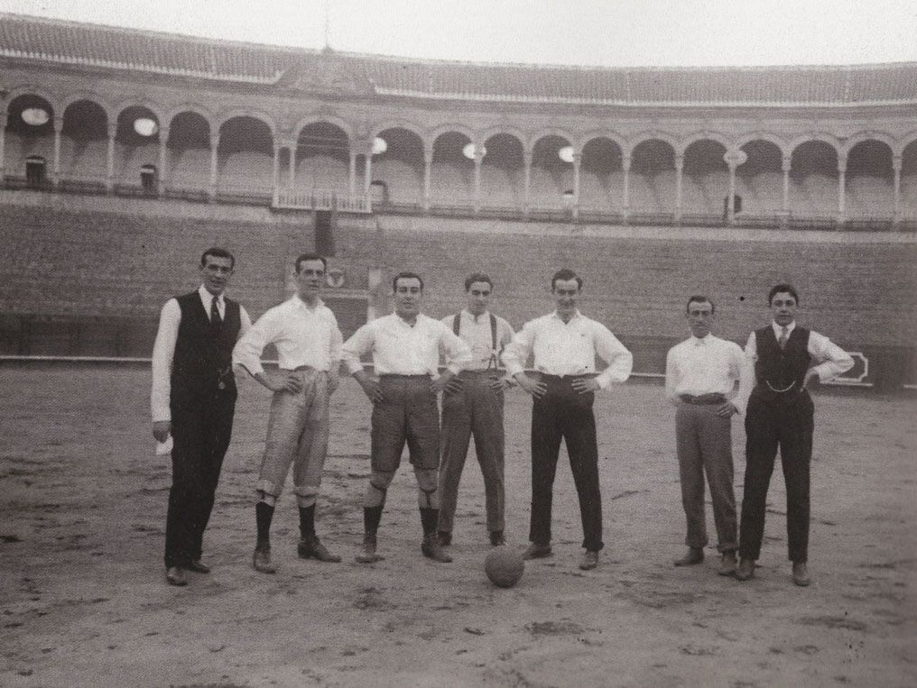  Joselito el Gallo, entrenando a fútbol en la Real Maestranza.