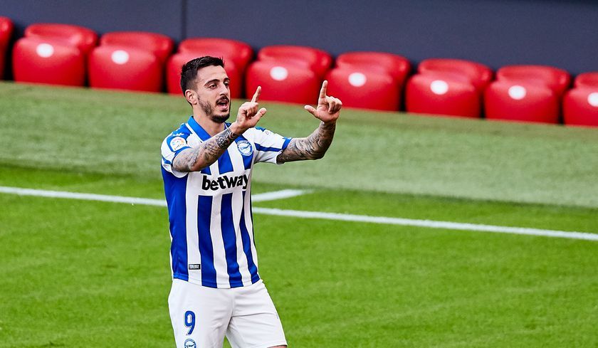  Joselu celebra un gol con el Alavés.