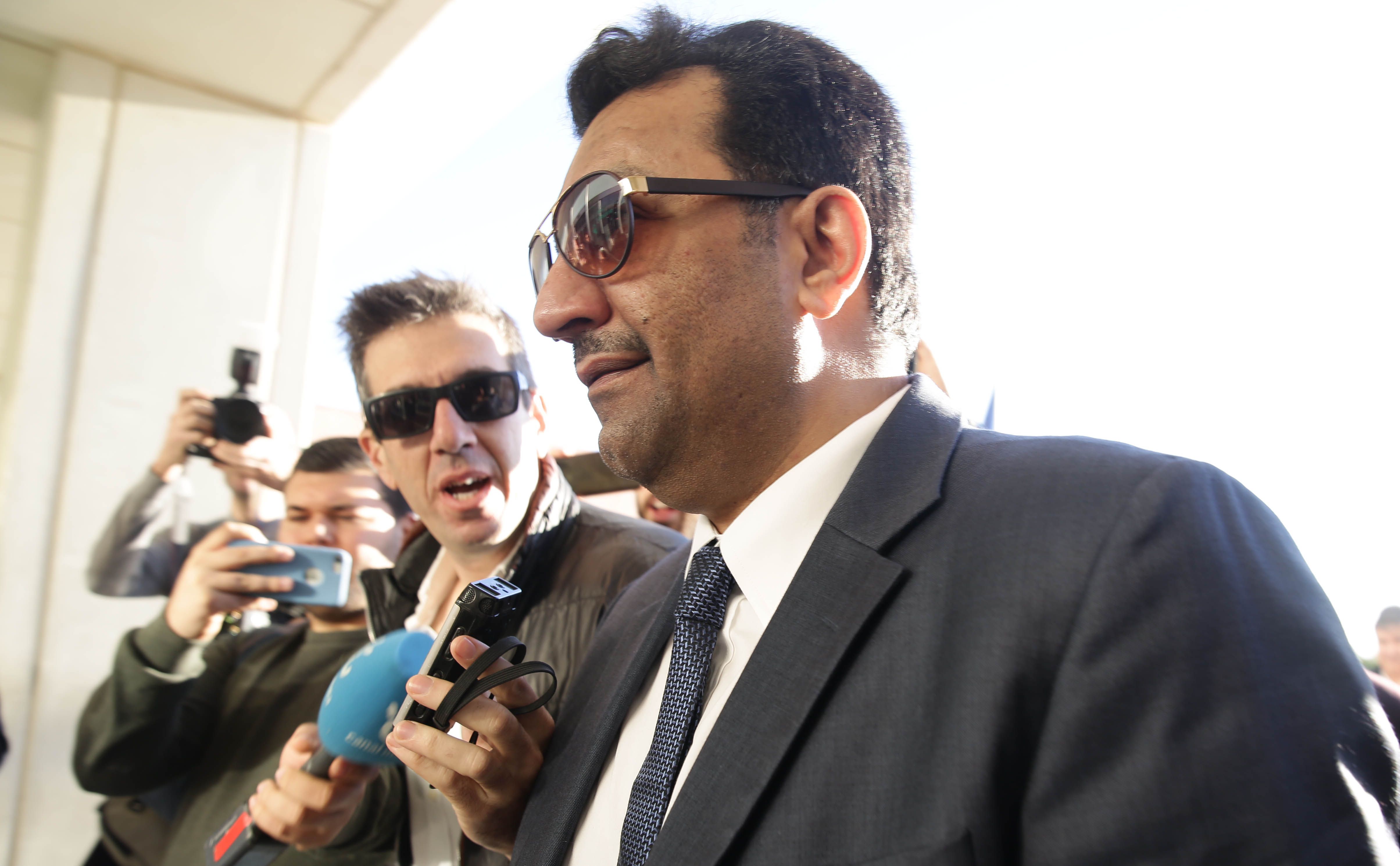  Al-Thani, atendiendo a los medios de comunicación en la Ciudad de la Justicia.