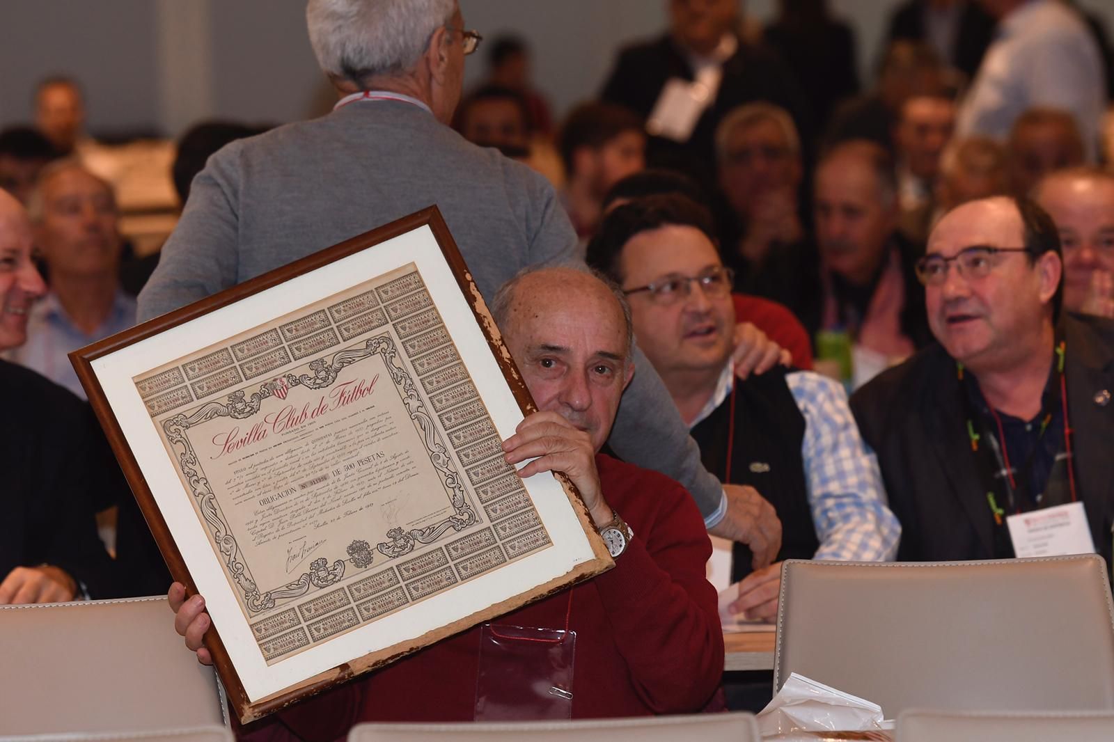  Accionista del Sevilla con su obligación de la compra del estadio.