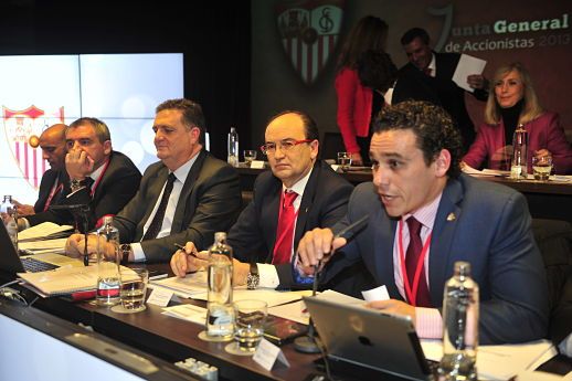  Piedad Parejo, tras Del Nido Carrasco, en una Junta de Accionistas.