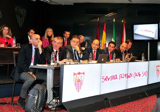  Adriana Carrión y Piedad Parejo, en la Junta de 2013.