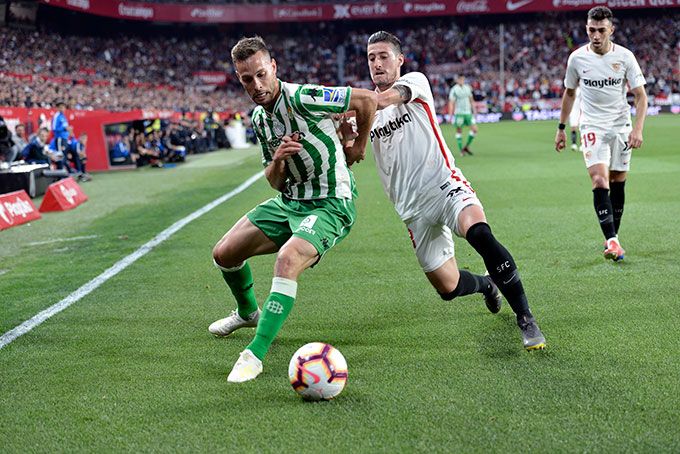  Canales pelea con Escudero durante el partido.