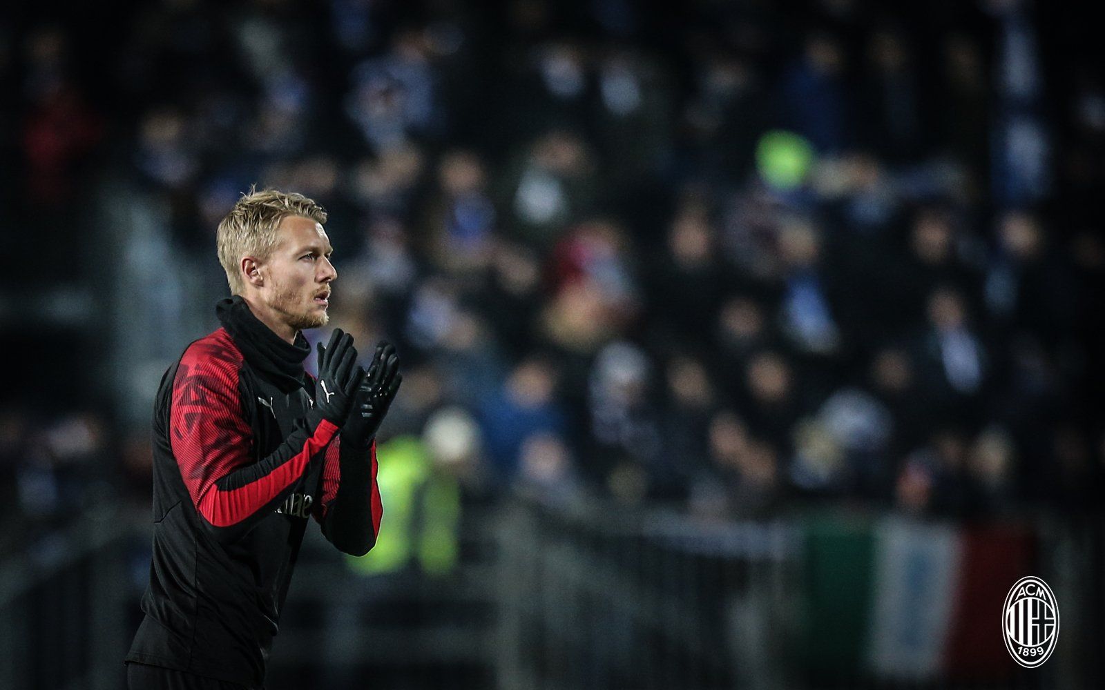  Kjaer, en el calentamiento del Milan en Brescia.