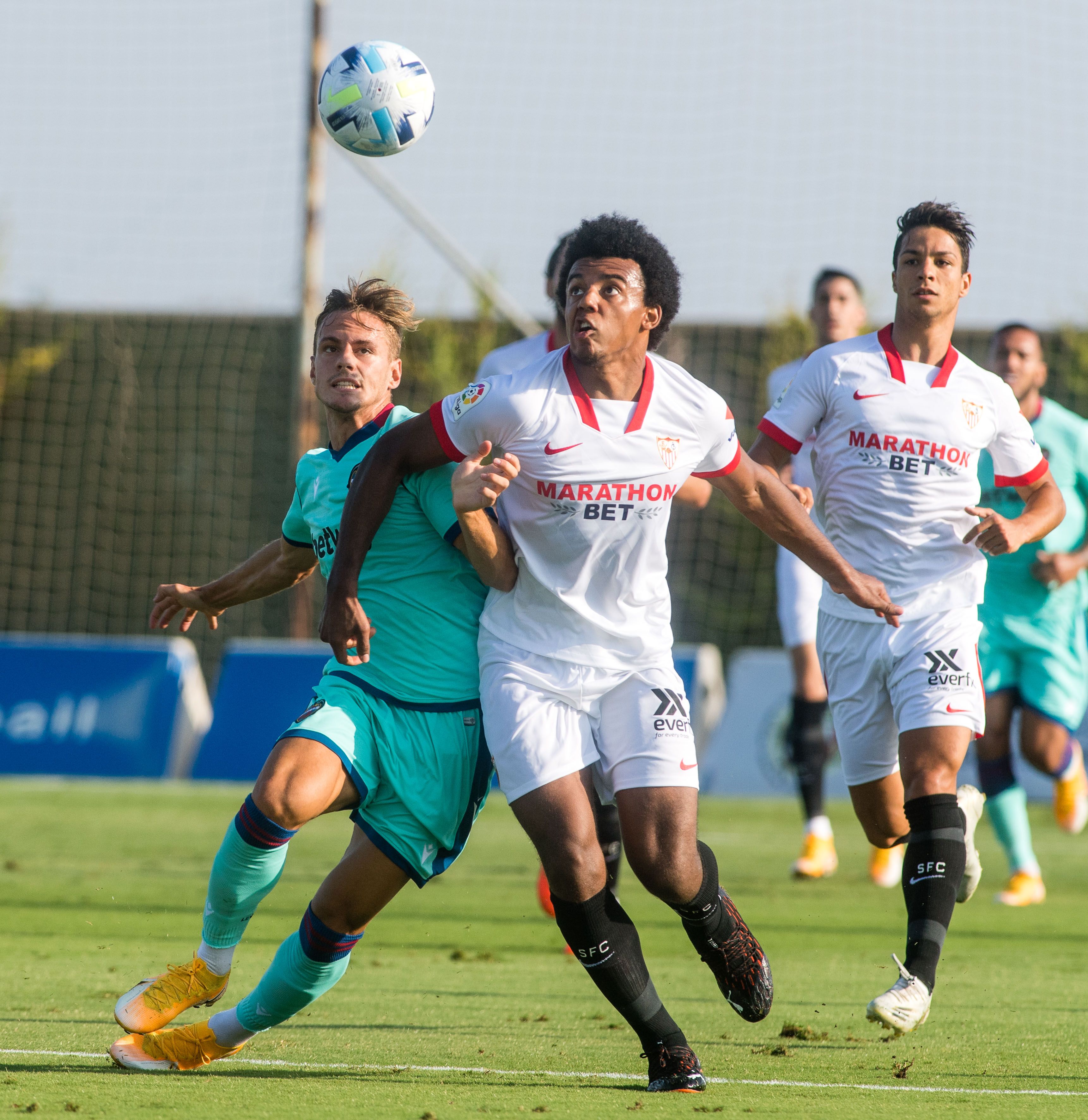Koundé, ante el Levante: