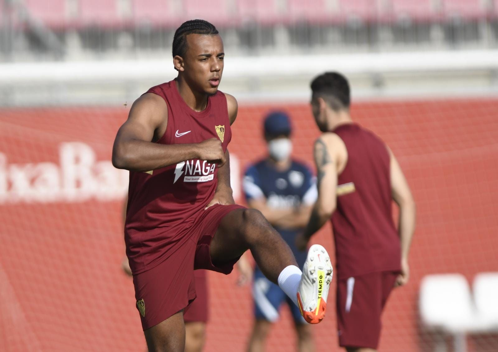  Koundé en el entrenamiento.