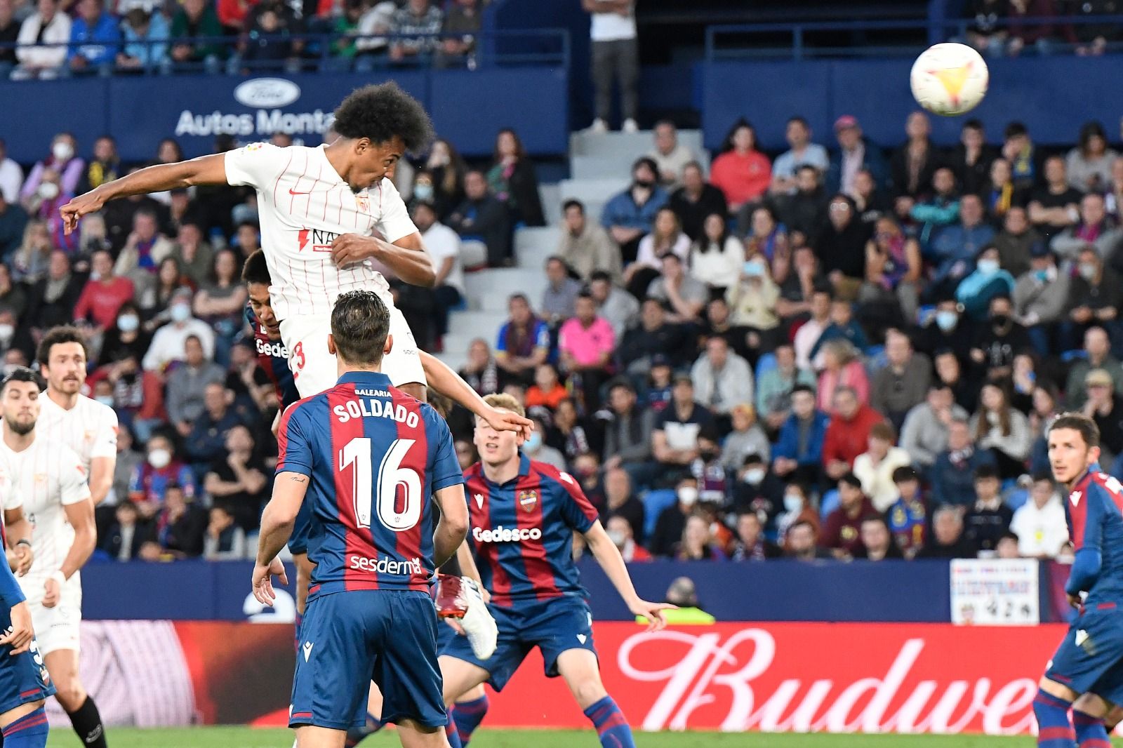  Gol de Koundé, jugador del Sevilla, ante el Levante.