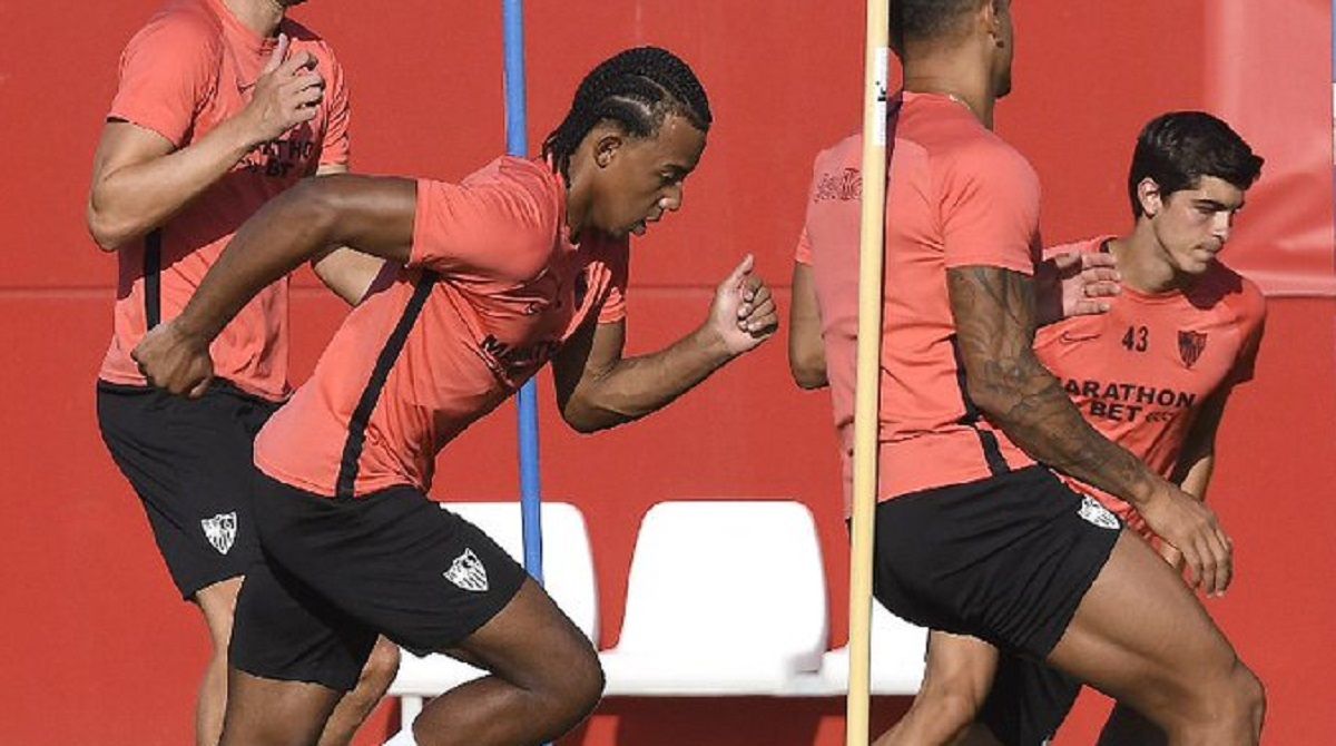 Koundé y su nuevo peinado, en el entrenamiento de este domingo.