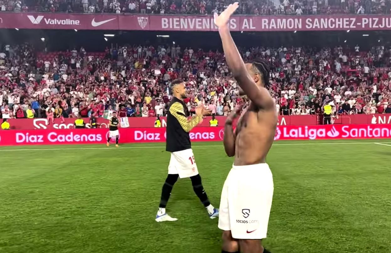  Koundé saluda a las gradas de Nervión..