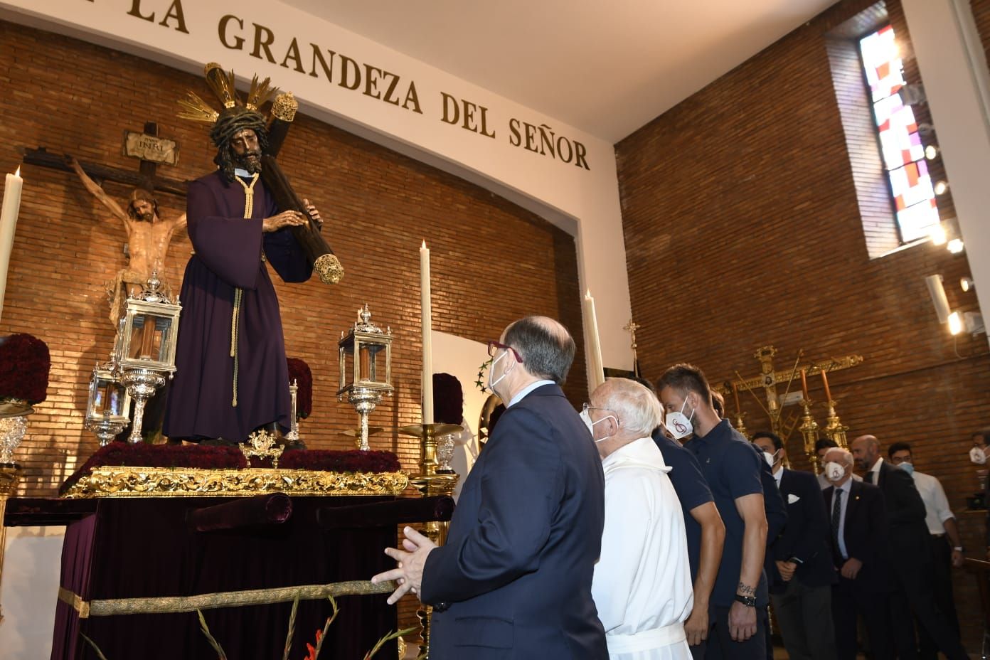  La comitiva del Sevilla en su visita al Gran Poder.