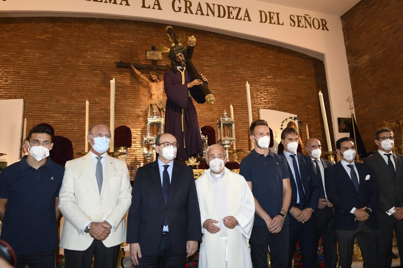  La comitiva del Sevilla en su visita al Gran Poder.
