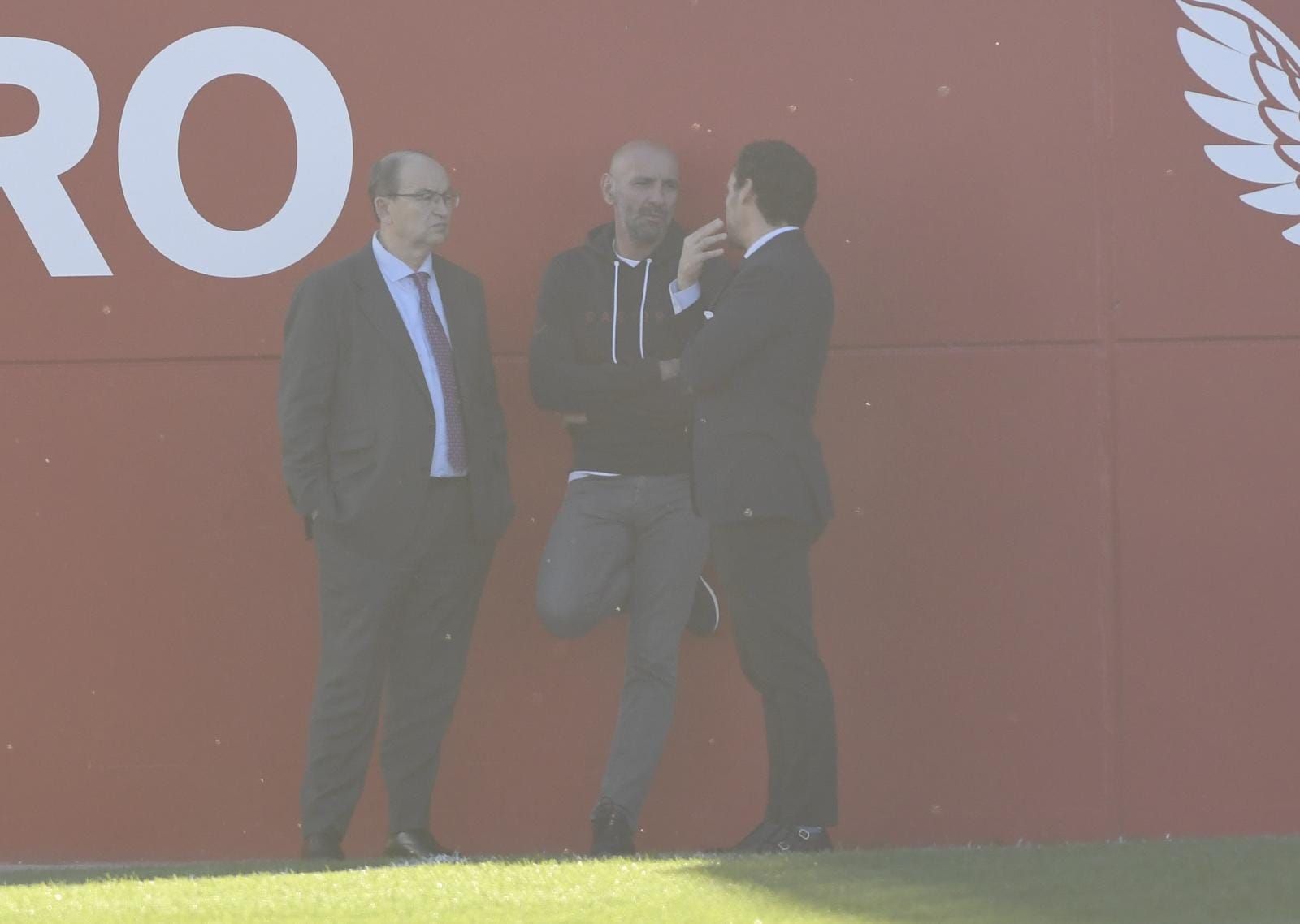 José Castro, Monchi y Del Nido Carrasco, en el primer entrenamiento de Mendilibar.