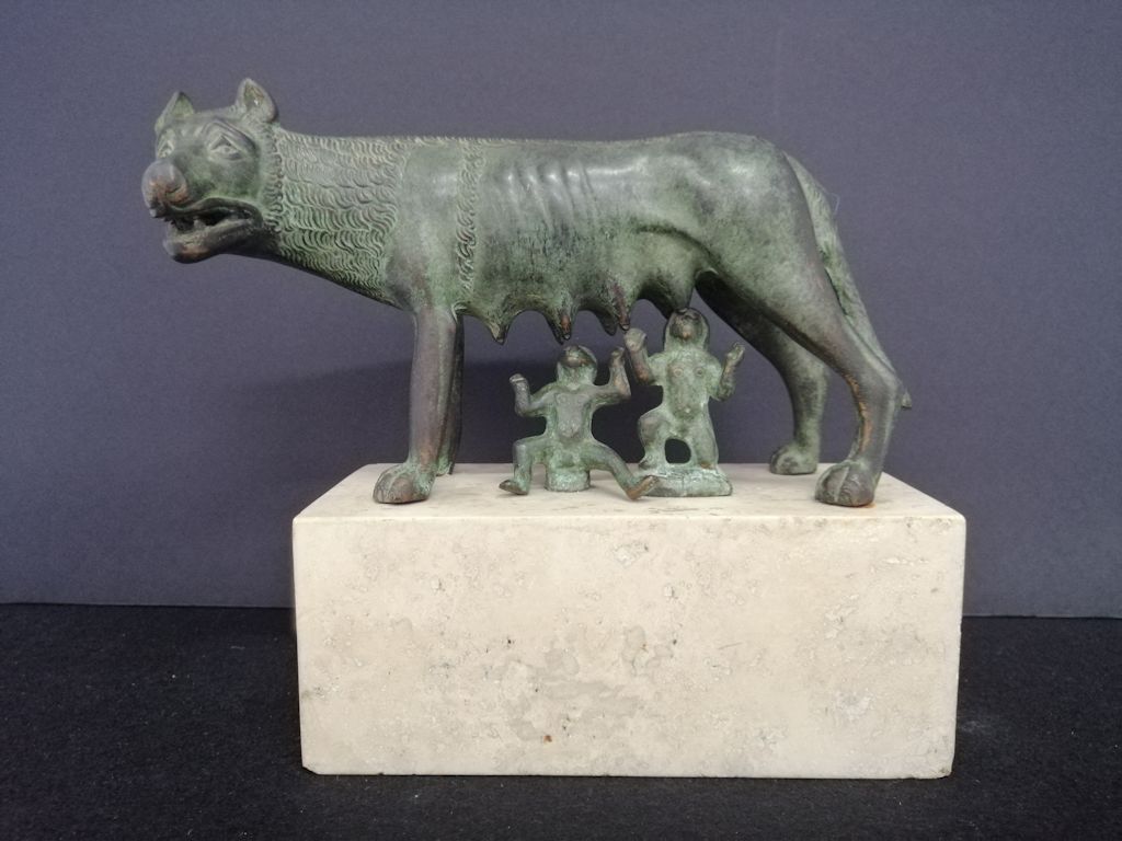  La loba capitolina amamantando a Rómulo y Remo