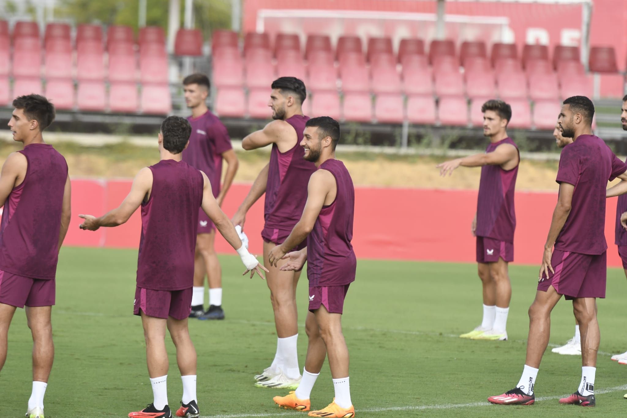  La plantilla del Sevilla FC en el entrenamiento de este miércoles (Foto vía: Kiko Hurtado)