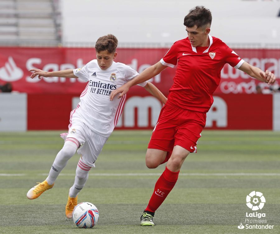  Manuel Doblas defiende a Juan Vacas durante un partido de LaLiga Promises.