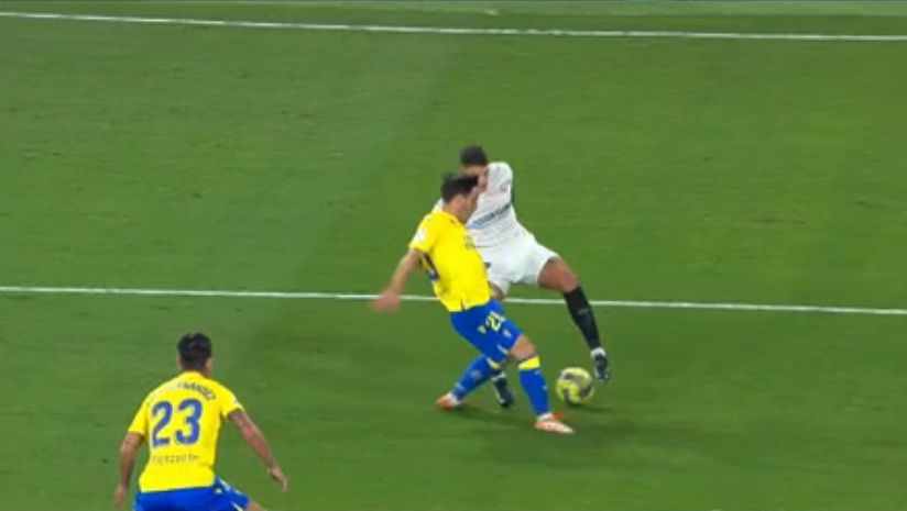  Posible penalti de Iza a Lamela.