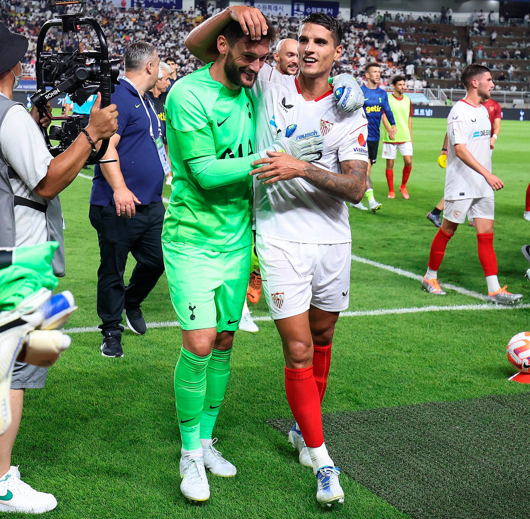  Lamela, jugador del Sevilla, saludando a Lloris