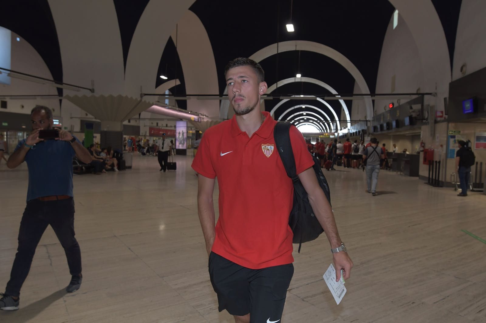  Lenglet, en el aeropuerto de San Pablo para viajar con el Sevilla a Benidorm..